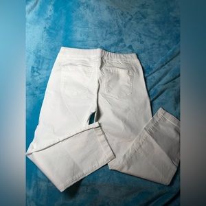Womans white Lei Stretch pants. Size M